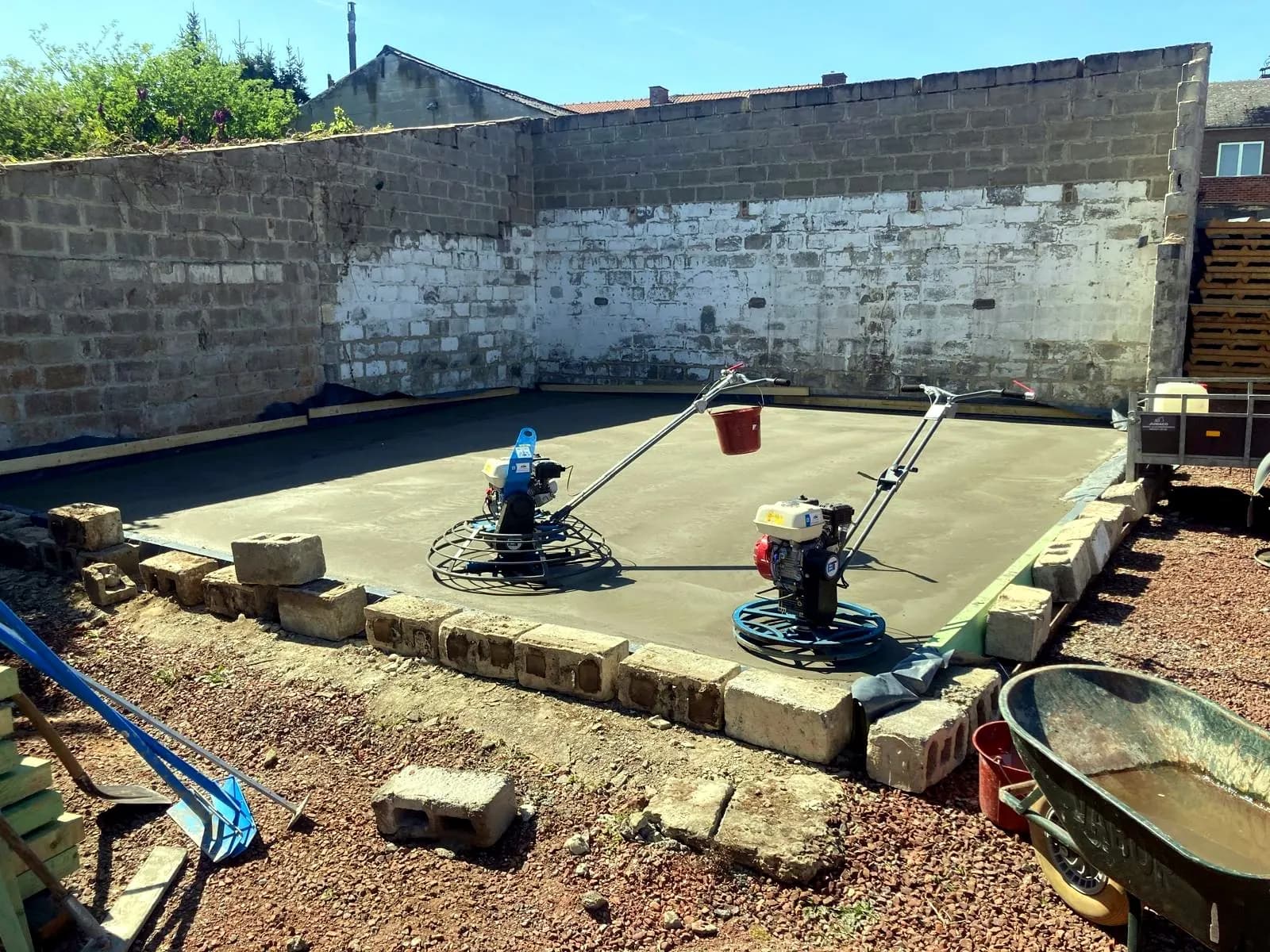 Beton machinaal gepolierd tot een gladde vloer