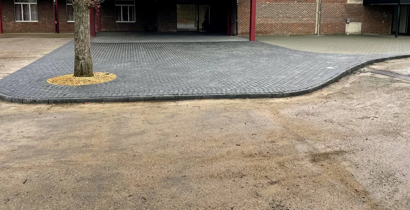 Klinkerwerk in visgraatverband met gebogen boordsteen