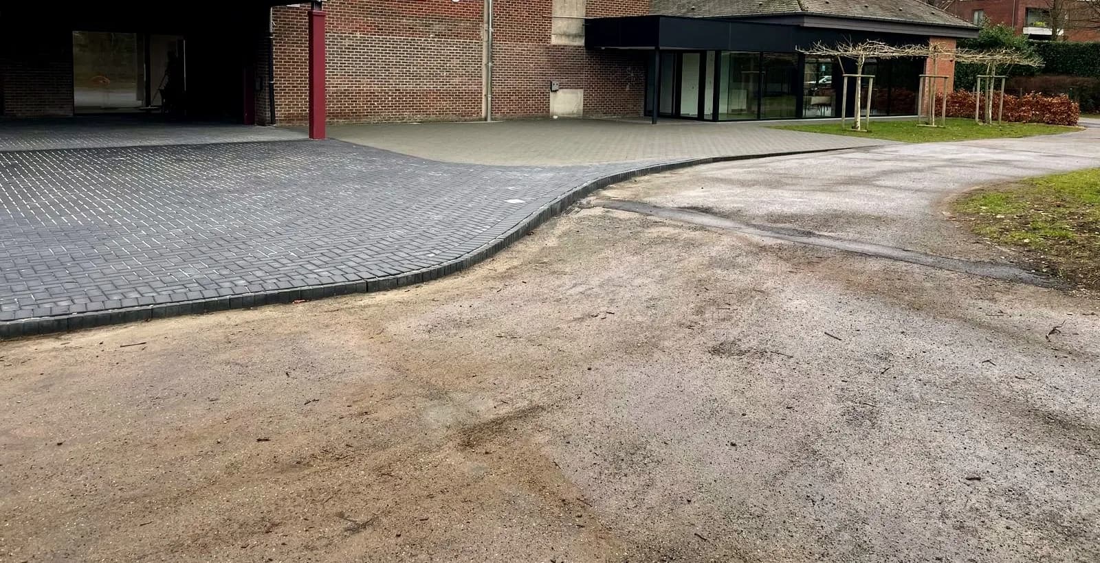 Afgewerkte bestrating rond een gebouw